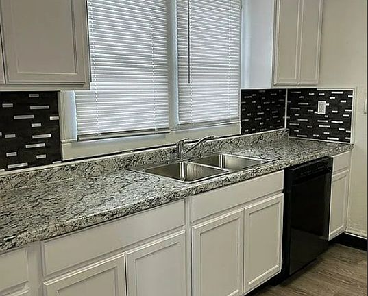 5th image of 1637 Jackson Ave