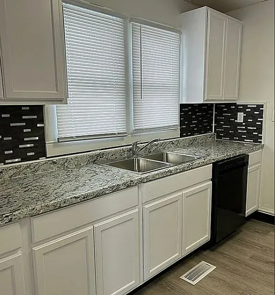 1637 Jackson Ave — Photo 5