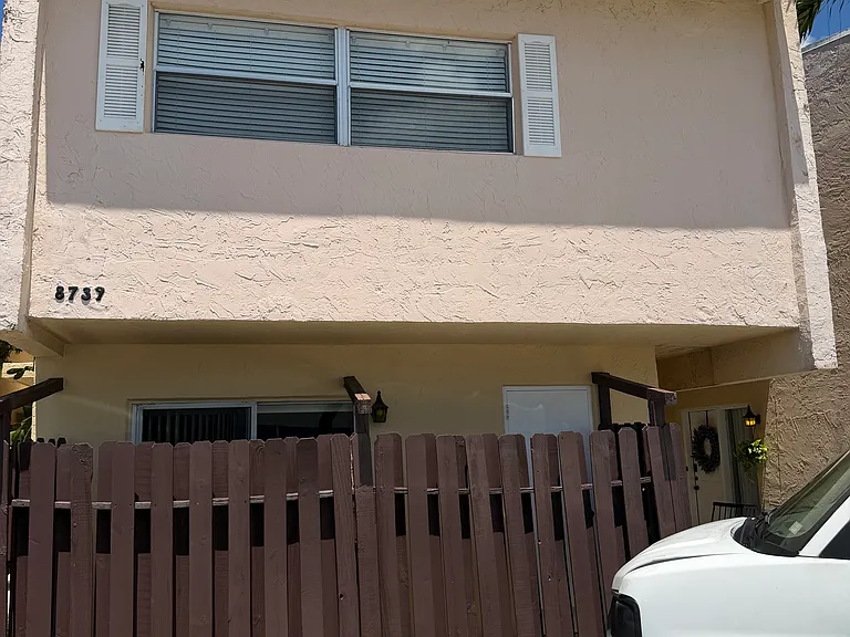 8739 NE 4th Avenue Rd #8739 — Photo 2
