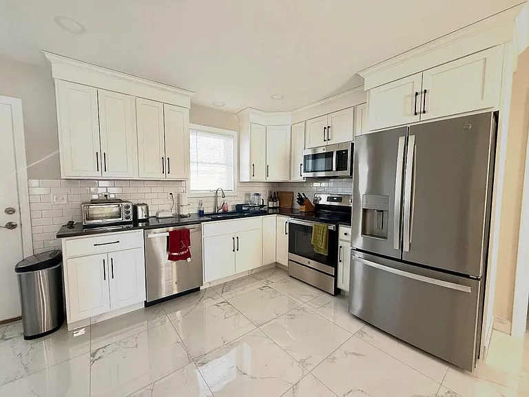 12-14 Ledward Ave #A — Photo 3