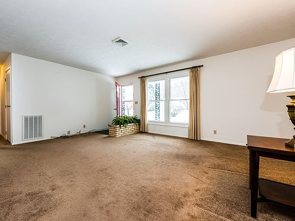 5th image of 1511 Country Club Dr