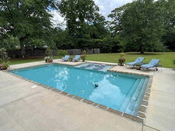 5th image of 105 NE Timber Ridge Dr