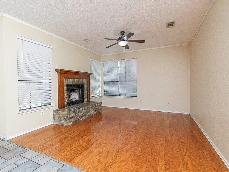 2304 Iowa Dr — Photo 5