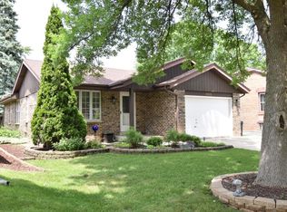 9826 W Grantosa Dr, Wauwatosa, WI 53222