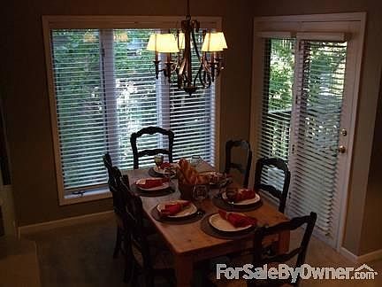 Dining Area
						:
						Dining area is just off kitchen and comfortably seats six