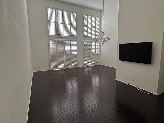 5th image of 4949 Genesta Ave