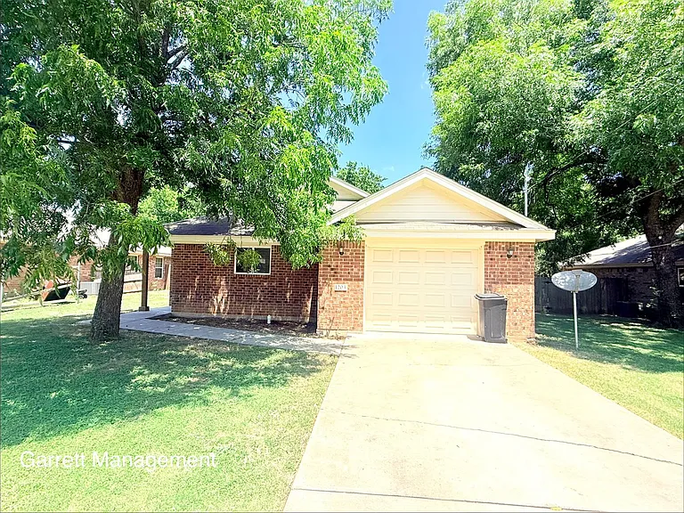 1203 E Avenue G — Photo 1