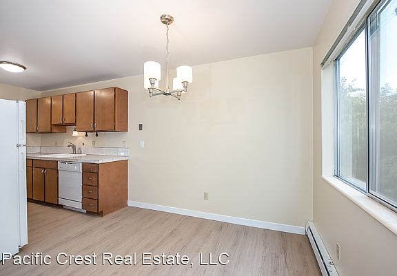 5th image of 11521 Greenwood Ave N APT 4