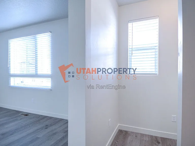 1043 W 400 S — Photo 26