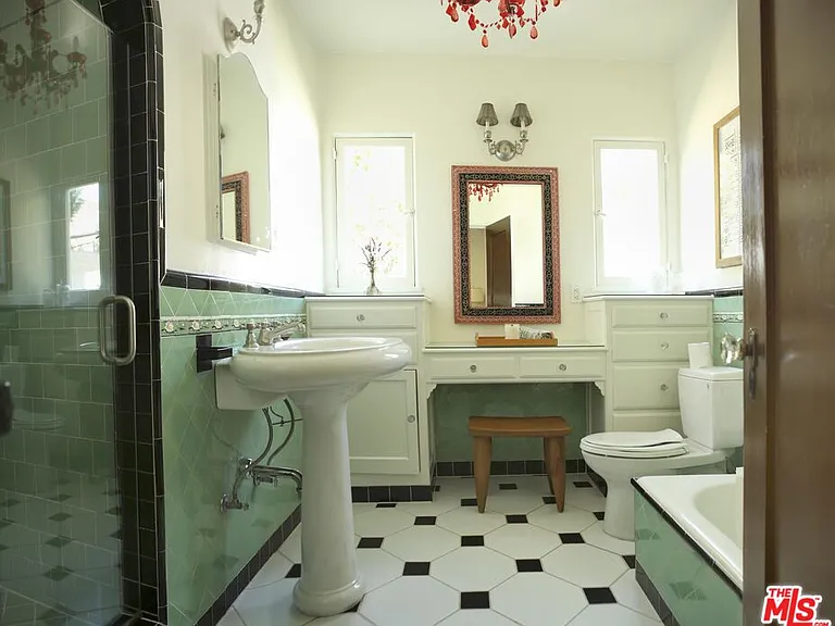 146 N La Peer Dr — Photo 26