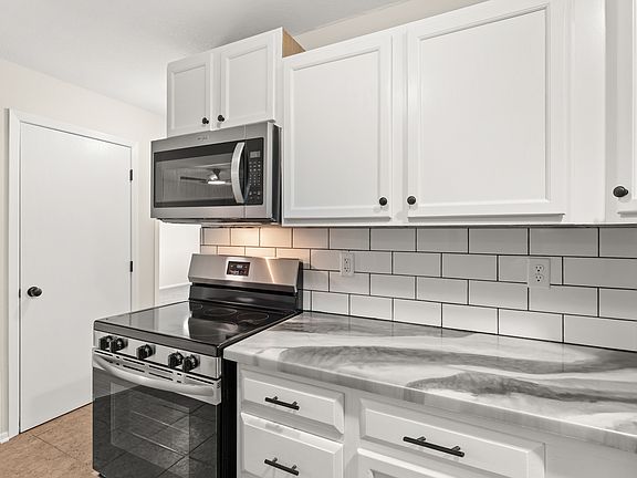4th image of 428 Stonehaven Dr #9