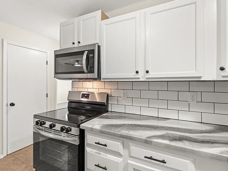 428 Stonehaven Dr #9 — Photo 4