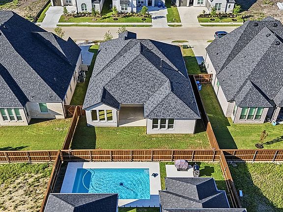 4th image of 916 Montrose Dr