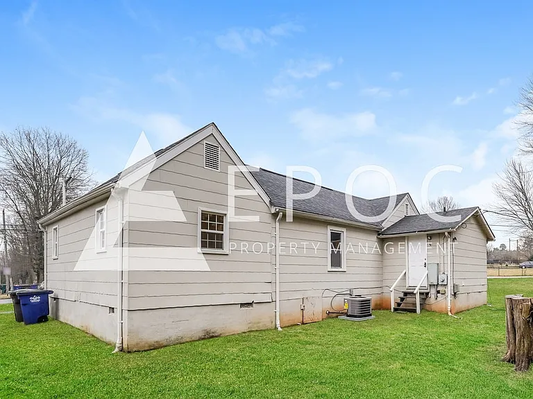2943 Broadbay Dr — Photo 2