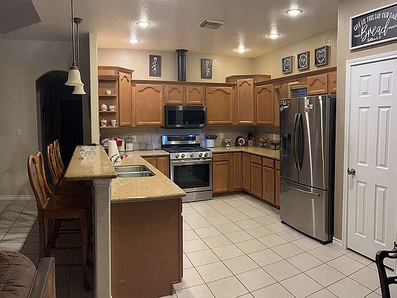 Kitchen w/bar