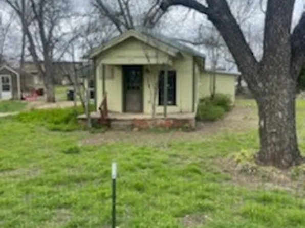 702 4th St, Blanket, TX 76432