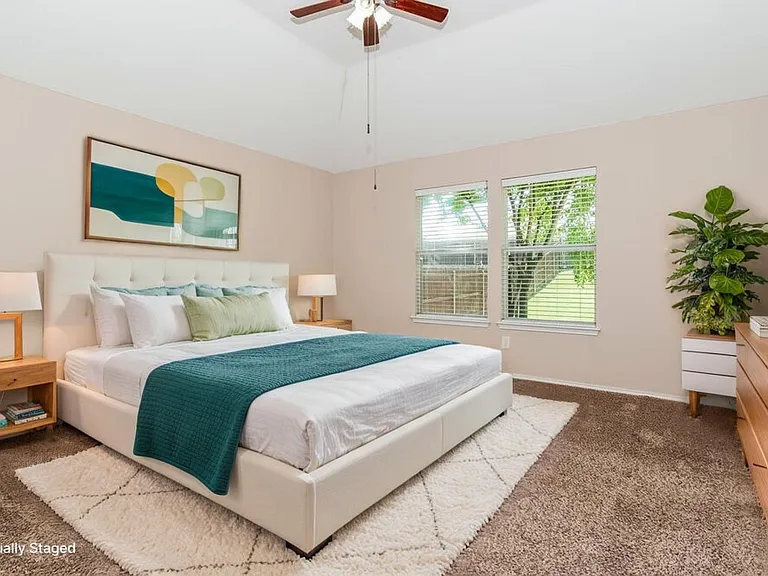 906 Oak Hollow Ln — Photo 10