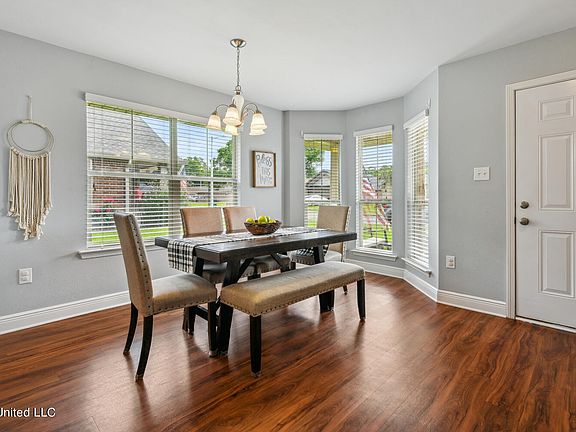 4th image of 10584 Roundhill Dr