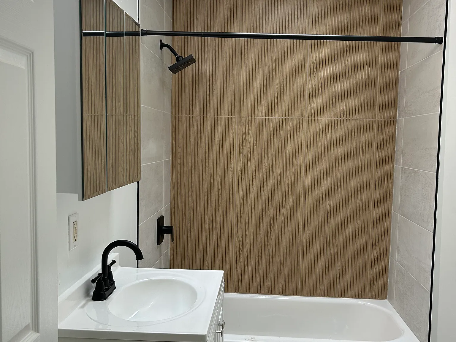 3 bed, 1.5 bath, 1212 sqft, $1,700 — Photo 2