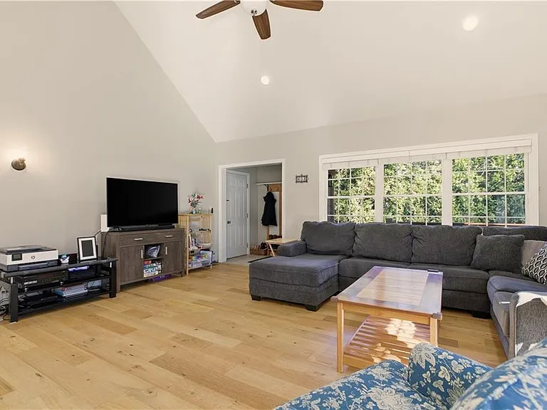 141 Laurel Ridge Ln — Photo 11