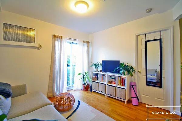 Rented by Grand & Co. | media 2