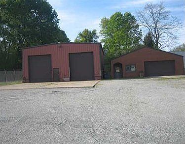 2nd image of 913 Railroad St