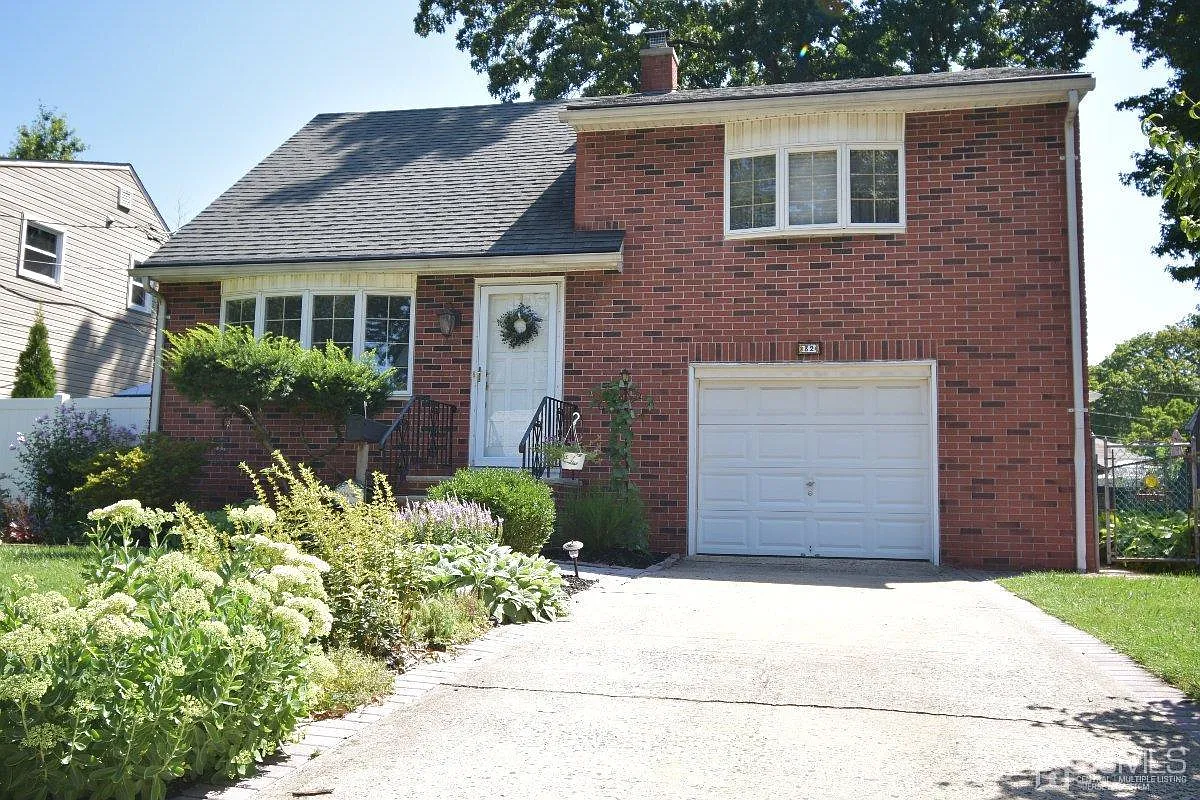32 Drummond Ave photo 1