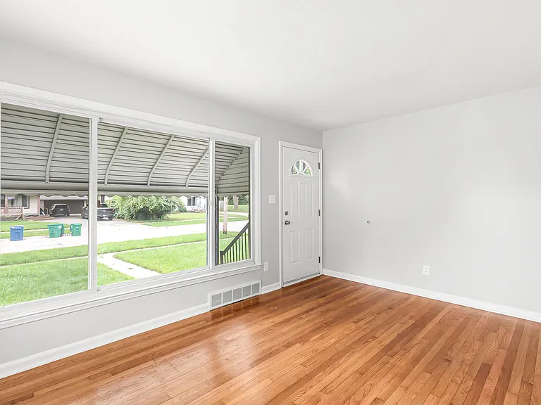 32506 Florence St — Photo 4