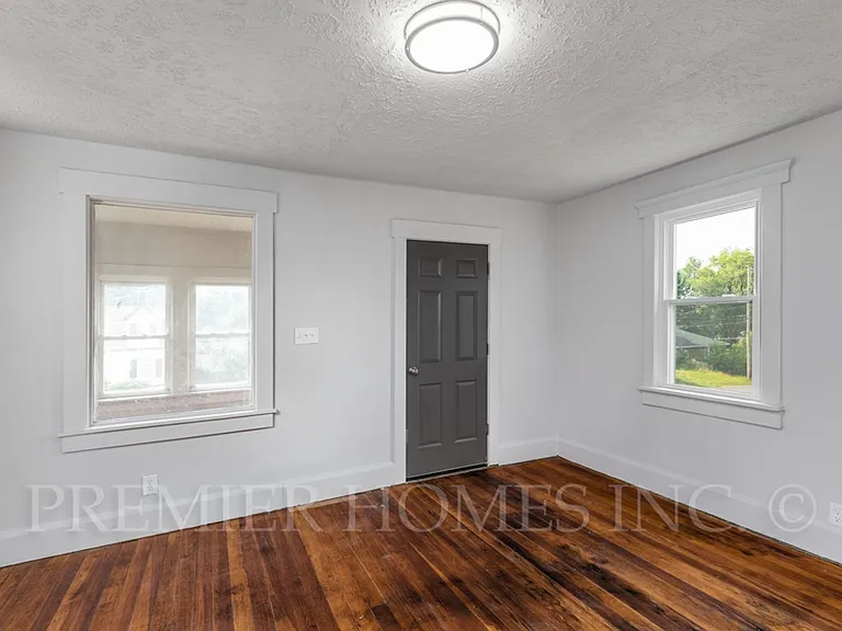 344 Fenton Ave NE — Photo 20