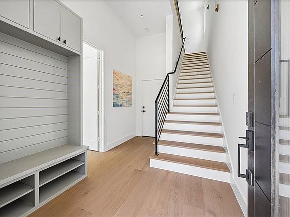 4th image of 727 W 21st St