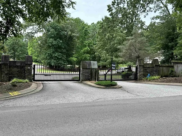 103 Oakmont Woods Dr, Jackson, TN 38305