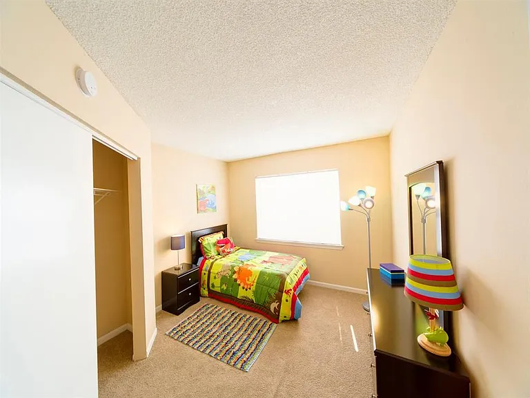 Holly Cove Apartments — Photo 17