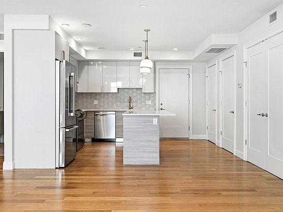 4th image of 40 Westmoreland St #2