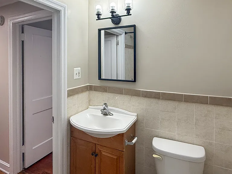 Upstairs Full Bathroom