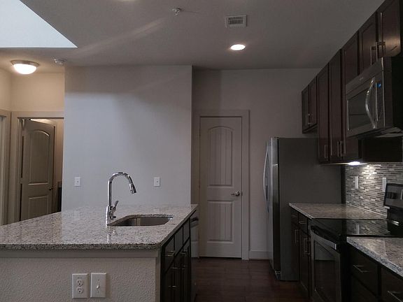 3rd image of 10904 Katy Fwy