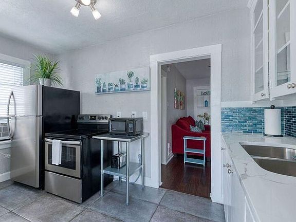 3rd image of 215 N Federal Hwy APT 3