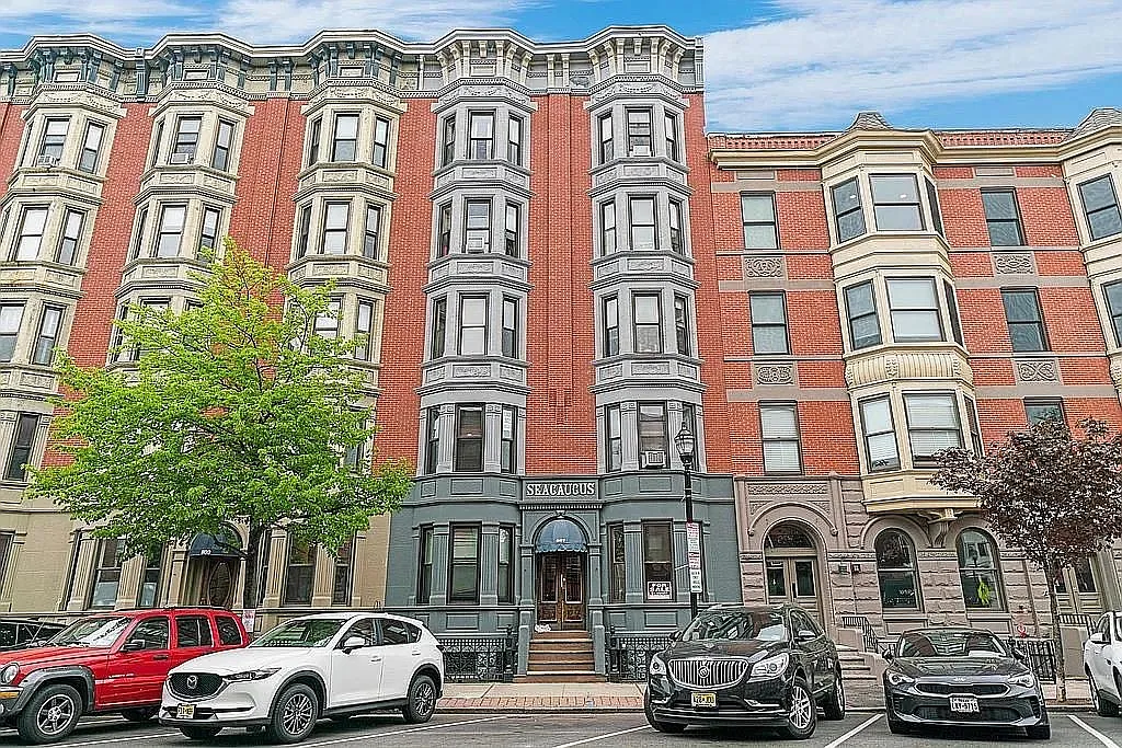2 bed, 1.0 bath, 851 sqft, $4,100 — Photo 1