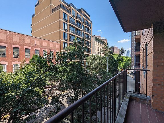 5th image of 394 E 8th St APT 3E