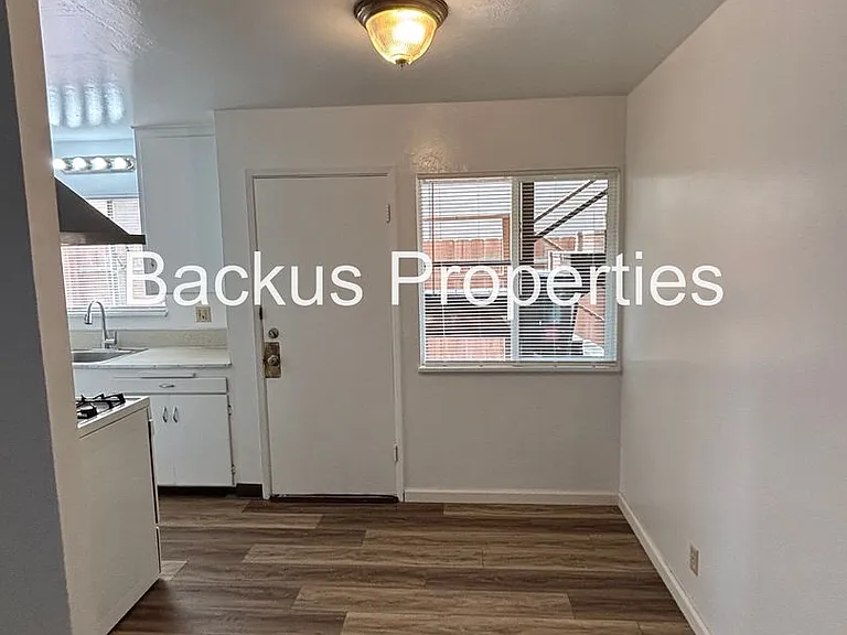 922 Lupin Dr — Photo 5