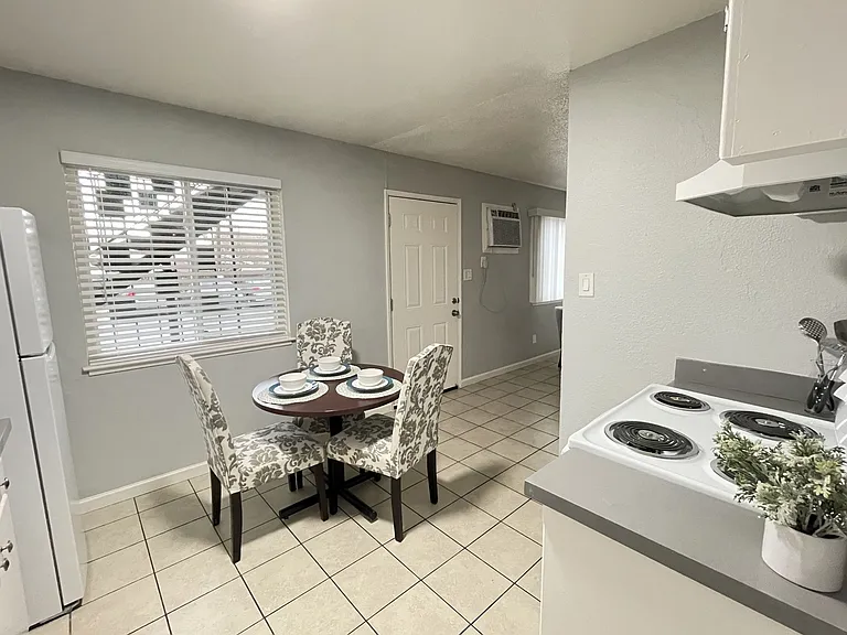 Lone Pine Apartments — Photo 11