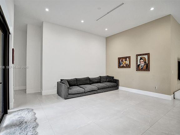 4th image of 3909 SW 54th St