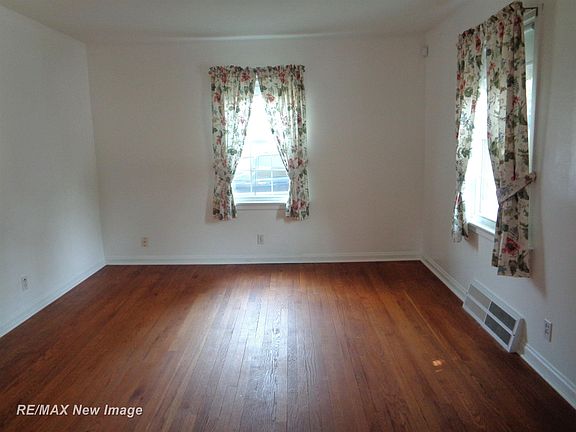 3rd image of 4 Southlawn Ct