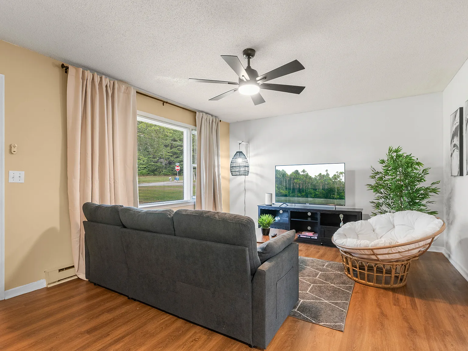 Cozy Home Fully furnished Large Front and back Yard — Photo 3