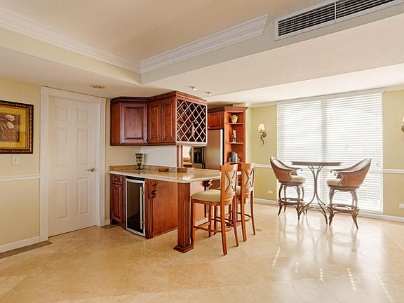 5th image of 130 Lakeshore Dr APT 523
