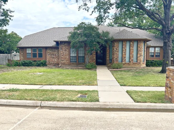 1601 Oak Creek Dr, Lewisville, TX 75077