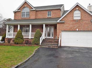 2 E Wind Ct, Bohemia, NY 11716