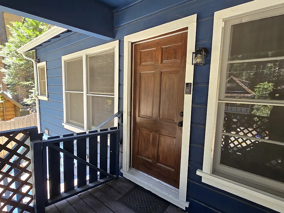 Side porch entry to/from Kitchen/Backyard