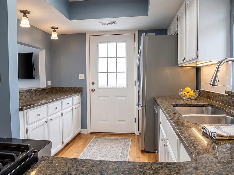 1033 W Wolfram St #2 — Photo 9