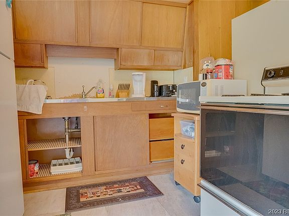 5th image of 32 Whisperwood Dr
