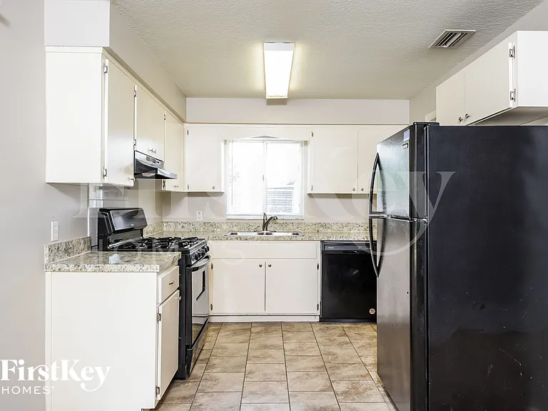 2813 Kenyon Ave — Photo 5